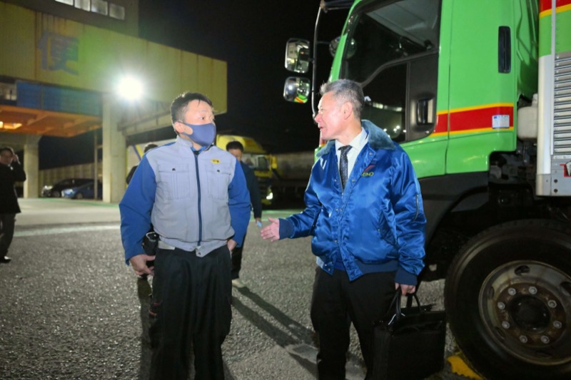 ドライバーヒアリングする西濃運輸近藤参事（右）