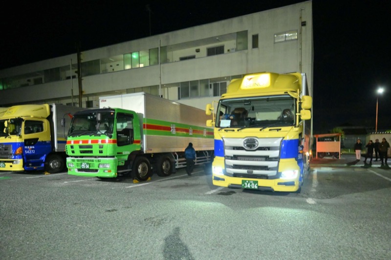 到着する西濃運輸車両