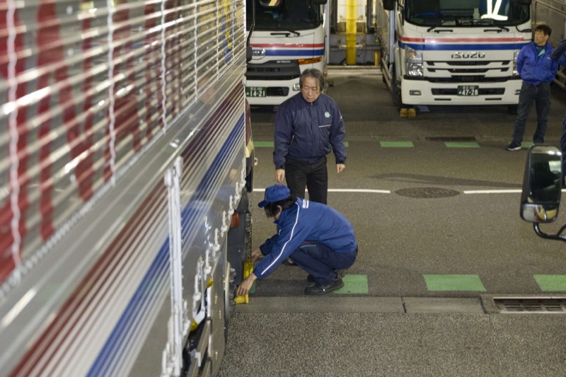 名鉄NX運輸ドライバーとトナミ運輸管理者での帰着後車両点検