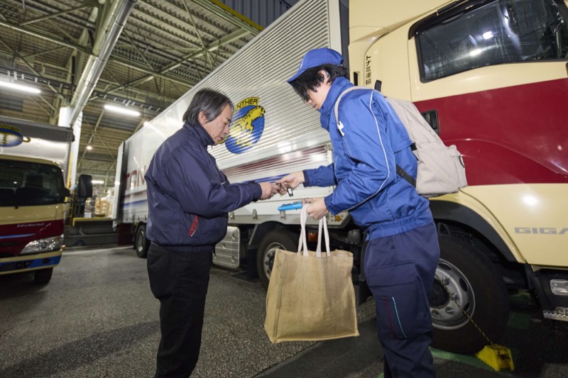 名鉄NX運輸ドライバーからトナミ運輸管理者への車両キー返却