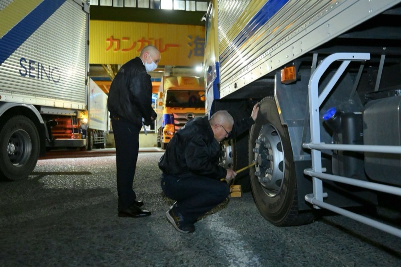 西濃運輸車両チェックする福山通運ドライバー