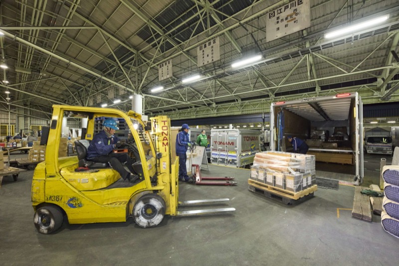 名鉄NX運輸ドライバー荷下ろし後のトナミ運輸荷役作業