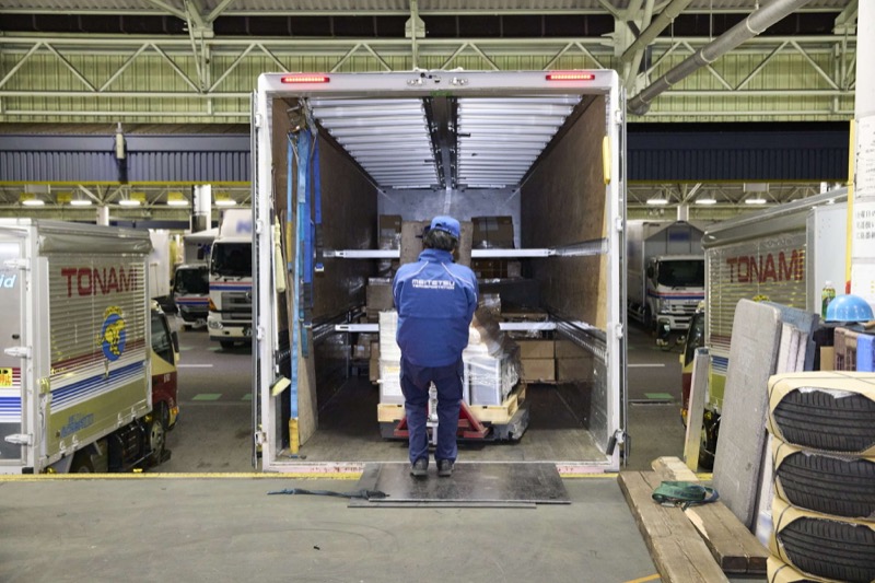 名鉄NX運輸ドライバーによるトナミ運輸荷下ろし