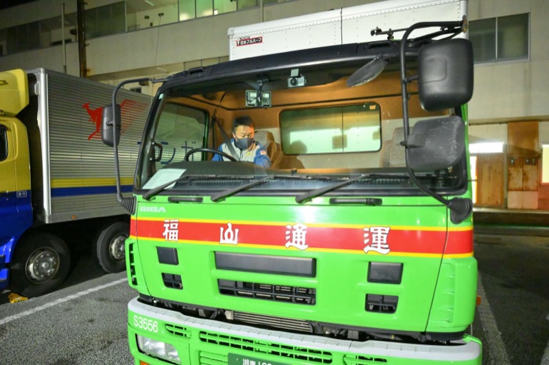 福山通運車両に乗り込む西濃運輸ドライバー