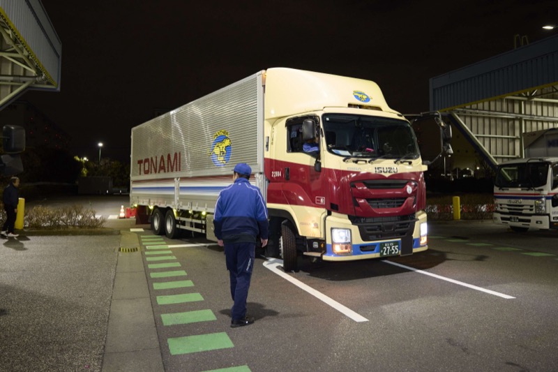 名鉄NX運輸ドライバー運転によるトナミ運輸車両到着