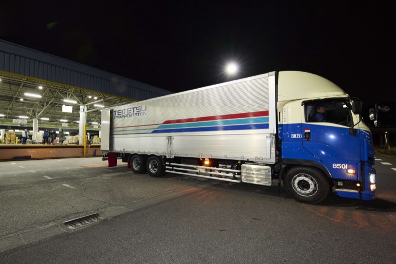 トナミ運輸ドライバー運転による名鉄NX運輸車両到着