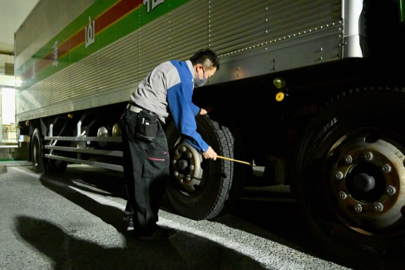 福山通運車両チェックする西濃運輸ドライバー